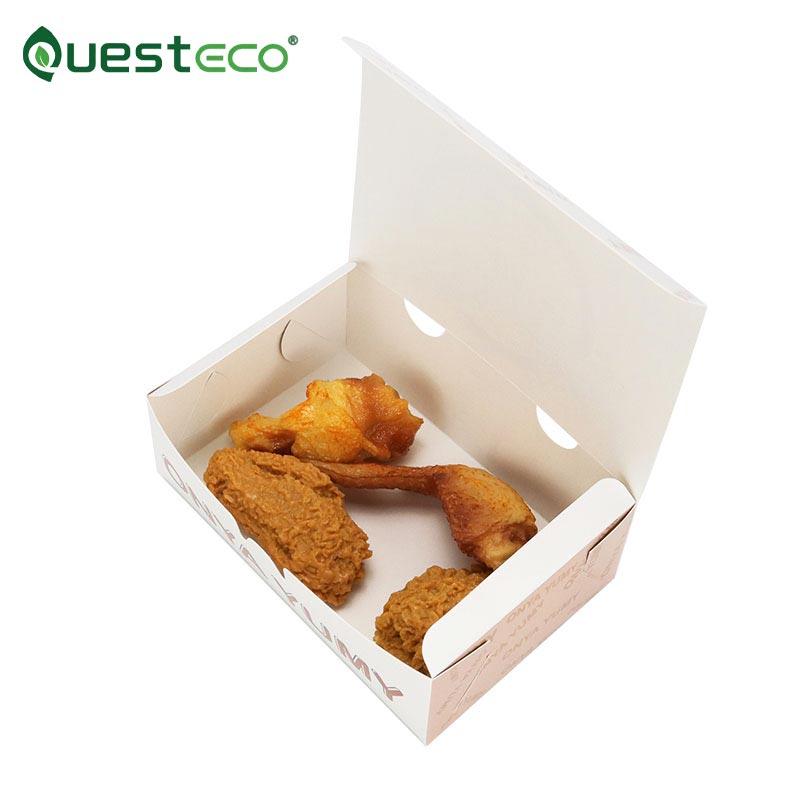 Papieren bakje met gebakken kip